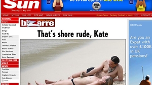 Kate Moss topless la plaja in timp ce iubitul ei ii construia un castel de nisip pe abdomen!