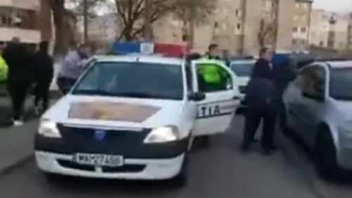 Scene șocante în Hunedoara. Polițiștii, alungați cu pietre din cartier VIDEO