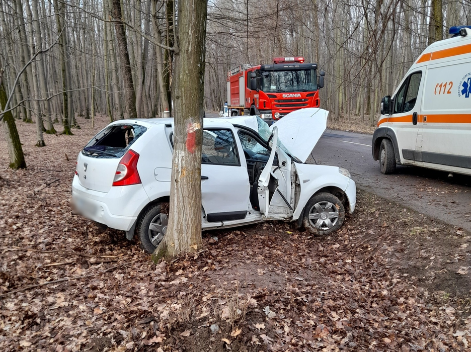 Cascador fără voie. S-a răsturnat cu mașina într-un canal. FOTO