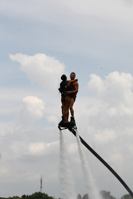 Daniela Crudu este în culmea fericirii, în aer, alături de instructor