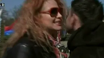 VIDEO Oana Lis se saruta cu barbati mai tineri in parc! Oare Viorel Lis stie?