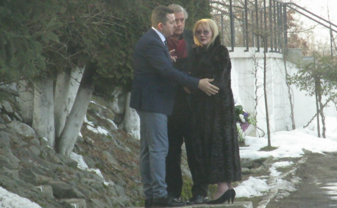 Un aporpiat insistă să o liniştească pe soţia actorului, care nu se opreşte din plâns