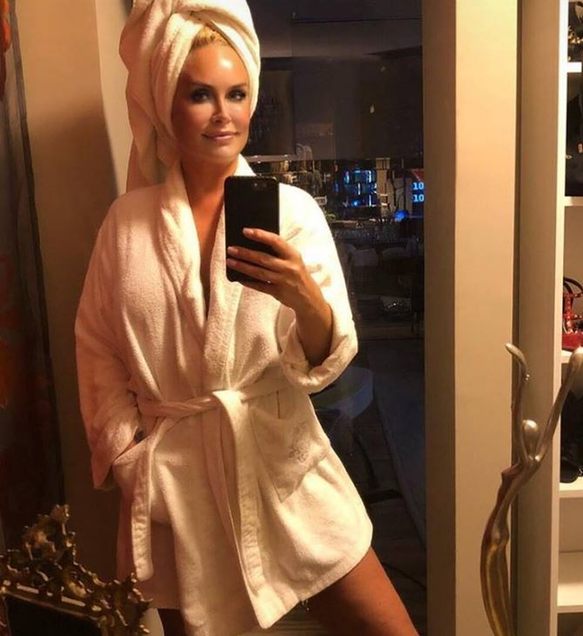 Vica Blochina adoră să se fotografieze în ipostaze sexy