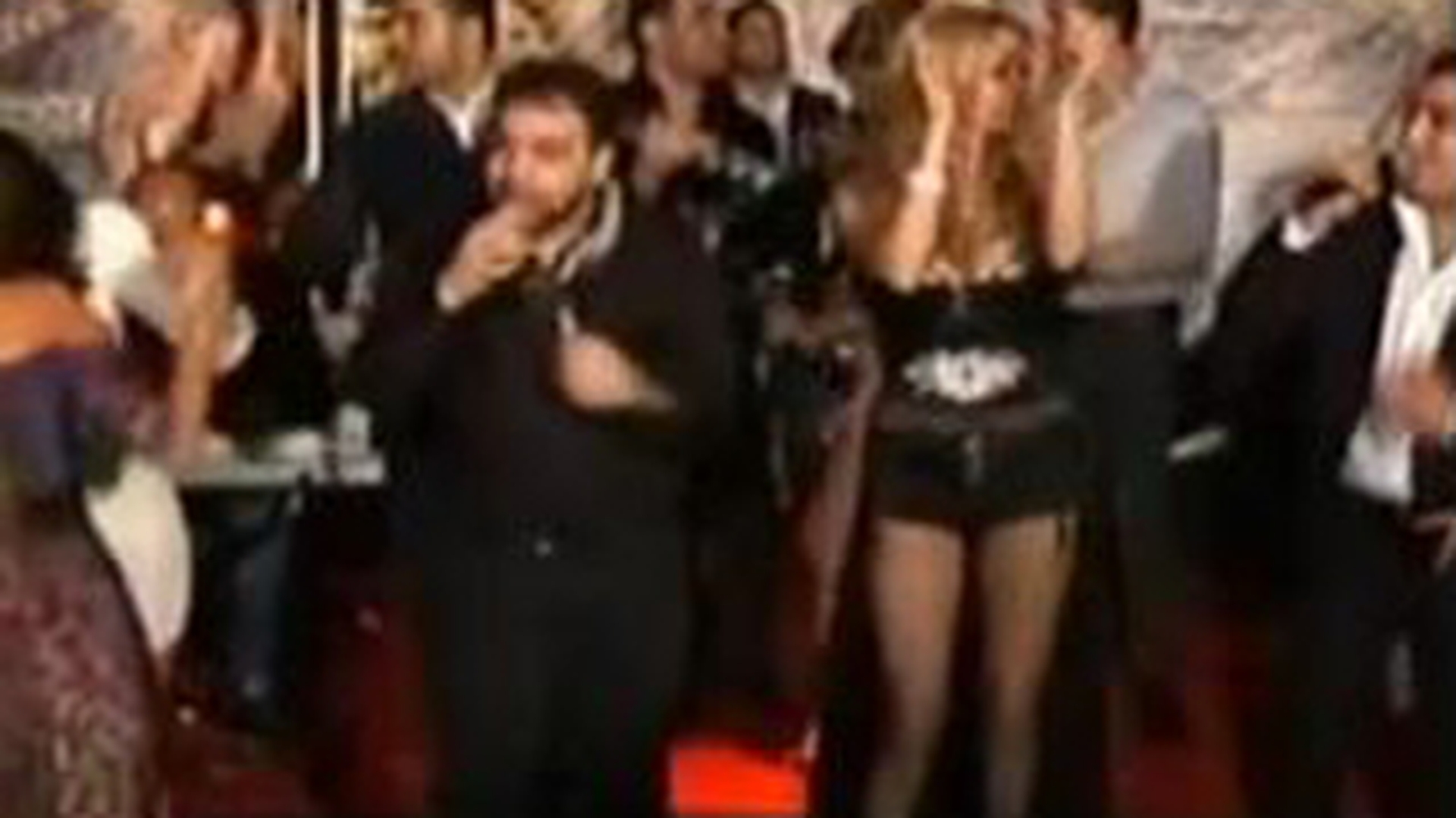 VIDEO! Florin Salam are pe "sufletul petrecerii" in el! S-a tinut de mana si s-a distrat cu Bianca Dragusanu de Bulgaria