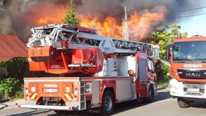 Incendiu de proporții la un restaurant din Pitești! Au intervenit trei autospeciale, o autoscară și ambulanță SMURD