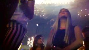 Tania Budi simte muzica doar de una singura! Vezi cum se manifesta actrita cocotata pe canapea si cu tigara in gura!