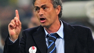 Jose Mourinho l-a luat pe "nu stiu" in brate! Tehnicianul pare a fi de pe alta planeta!