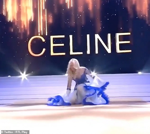 Ce jenant! Celine Van Ouytsel, Miss Belgia 2020, a căzut pe scenă și a rămas fără sutien. FOTO