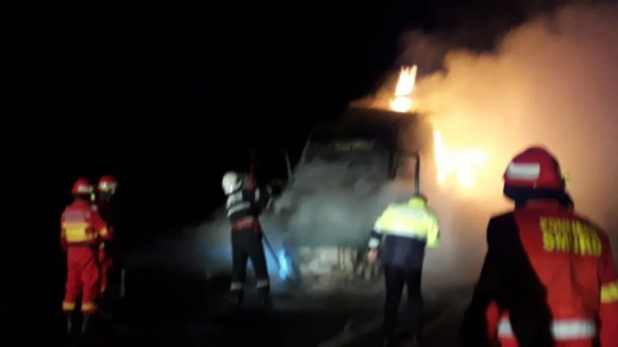 Accident teribil! Un automobil și un tir s-au ciocnit și au luat foc. Un șofer a murit