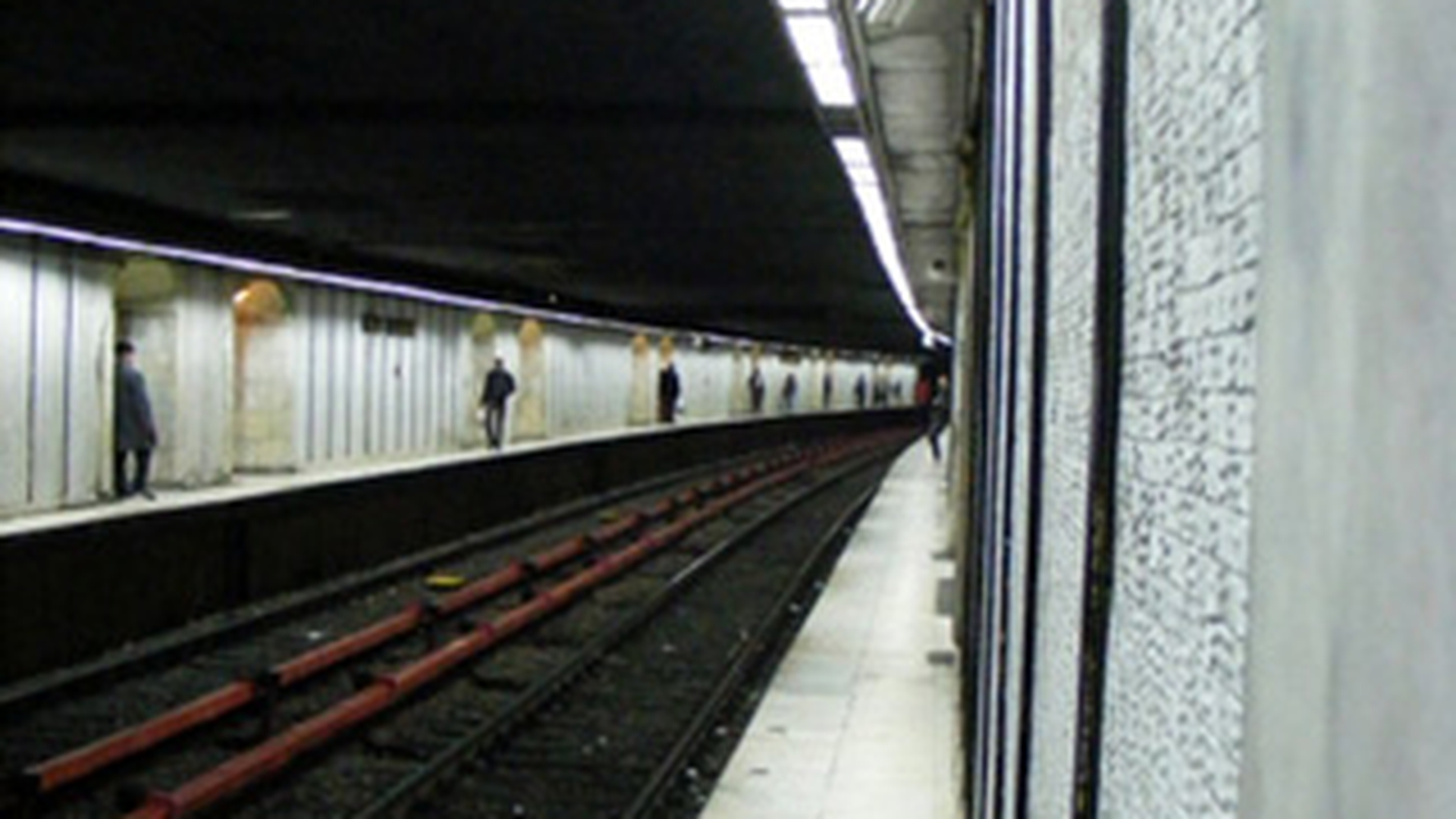 O persoana s-a aruncat in fata metroului la Piata Romana