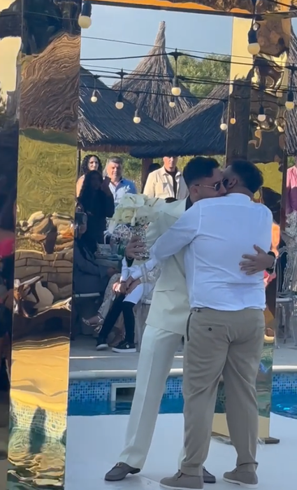 Costel Biju, un tată mândru! A îngenuncheat în fața lui Tony One și i-a cântat la dansul mirilor. Imagini spectaculoase