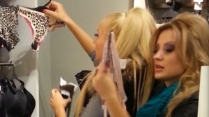 Incing fanteziile, de Revelion! Imagini incendiare cu doua blonde celebre care probeaza de zor lenjerie pentru Noaptea dintre Ani
