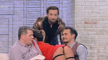 ”Chinuiţi” rău băieţii de la Neatza! A venit la emisiune în lenjerie, s-a aplecat şi i-a lăsat fără cuvinte