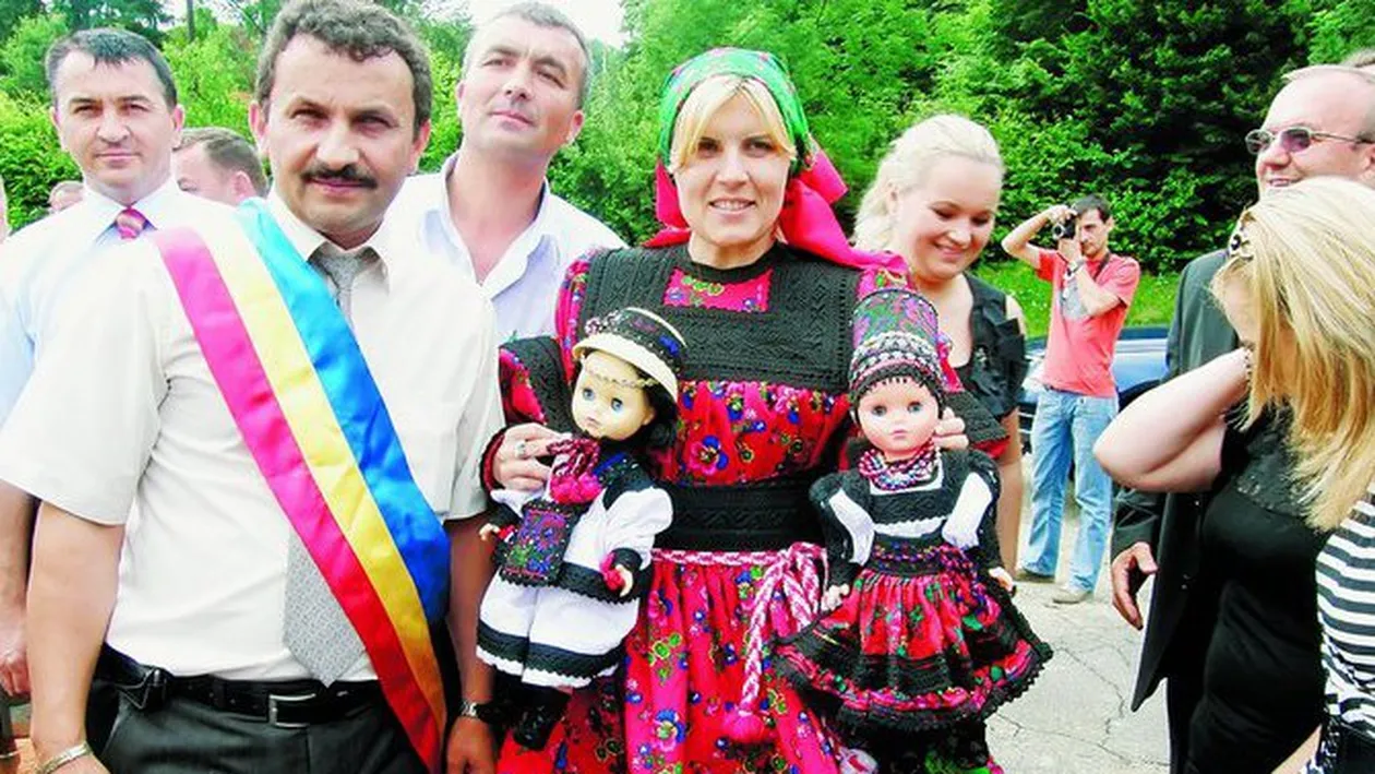 S-a imbracat ca o papusa de Oas