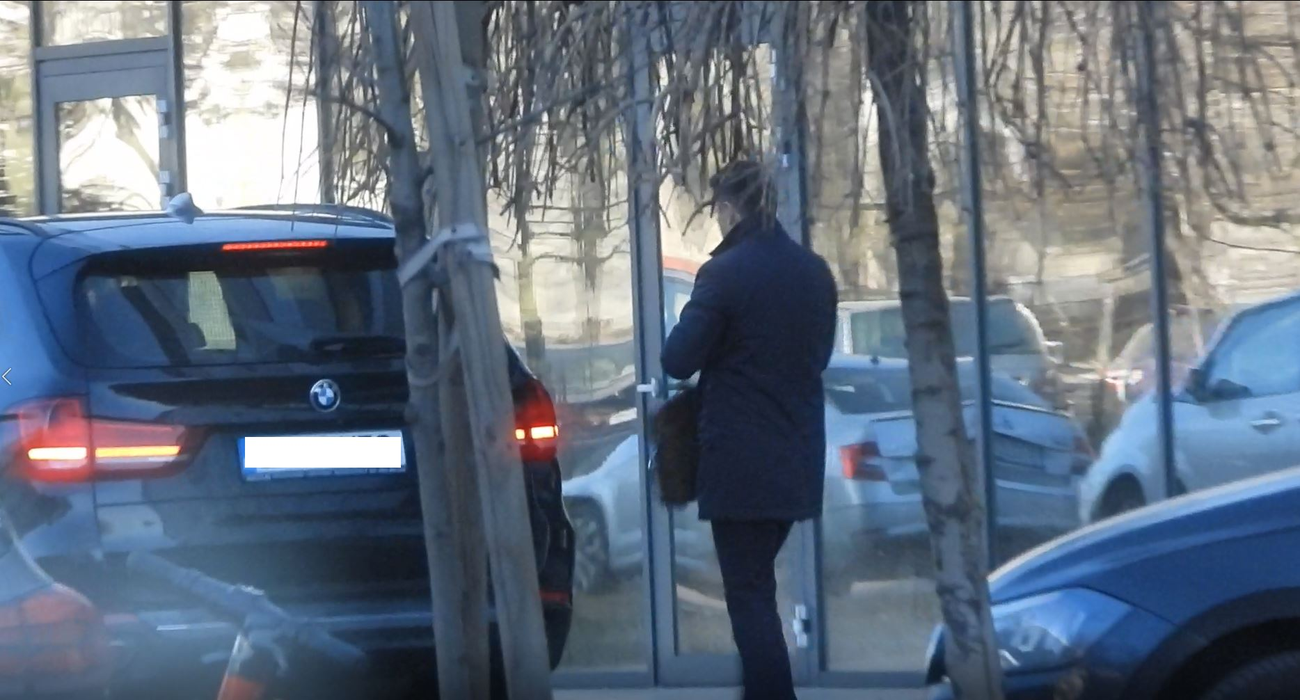 Va urca în aceeași mașină, BMW-ul parcat lângă clădire