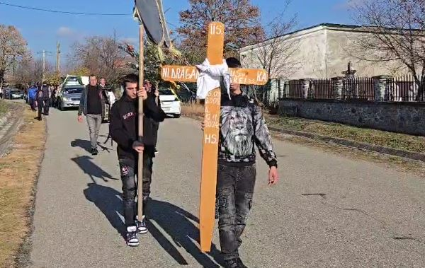 Andrei, adolescentul de 16 ani din Gorj care a murit după ce medicii au refuzat să-l opereze, a fost înmormântat. VIDEO