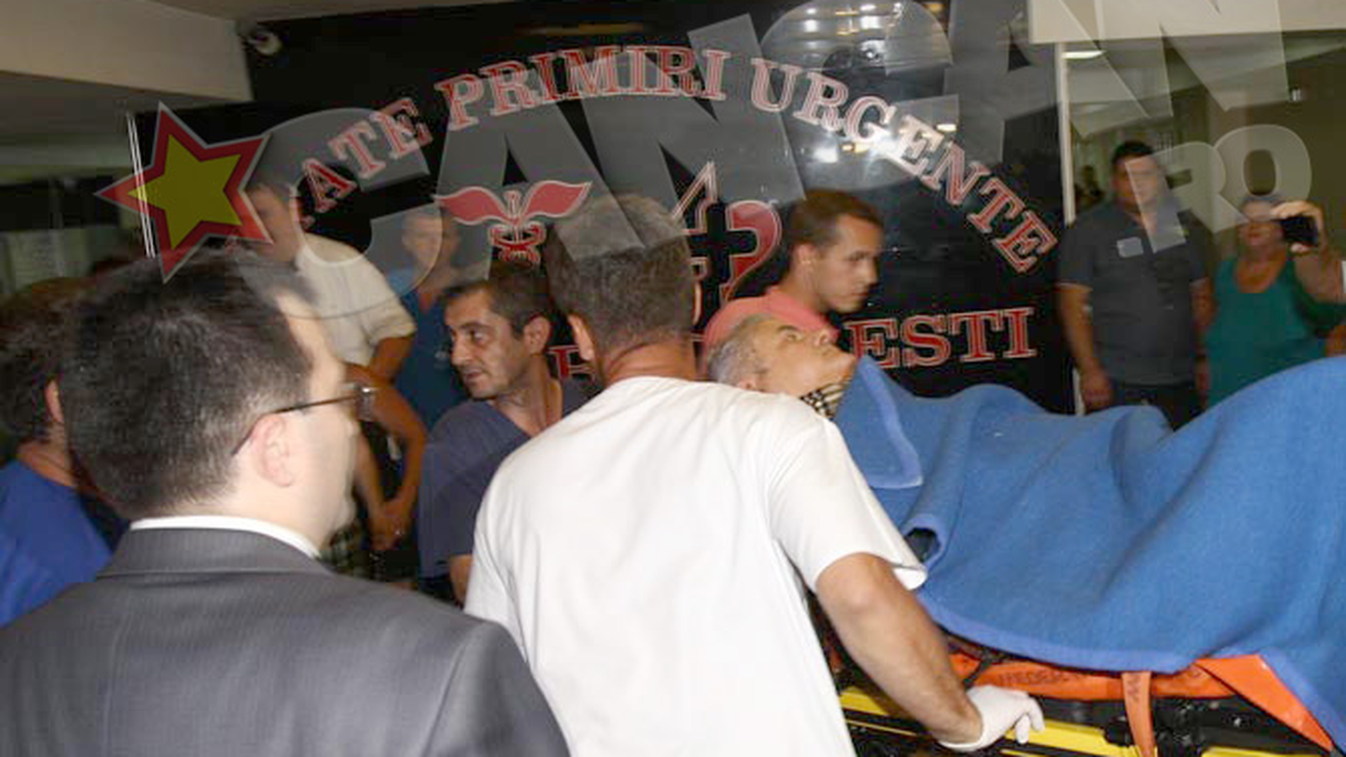 Imaginea suferintei! Schimbul de priviri dintre tata si fiu in cel mai greu moment din viata lor!