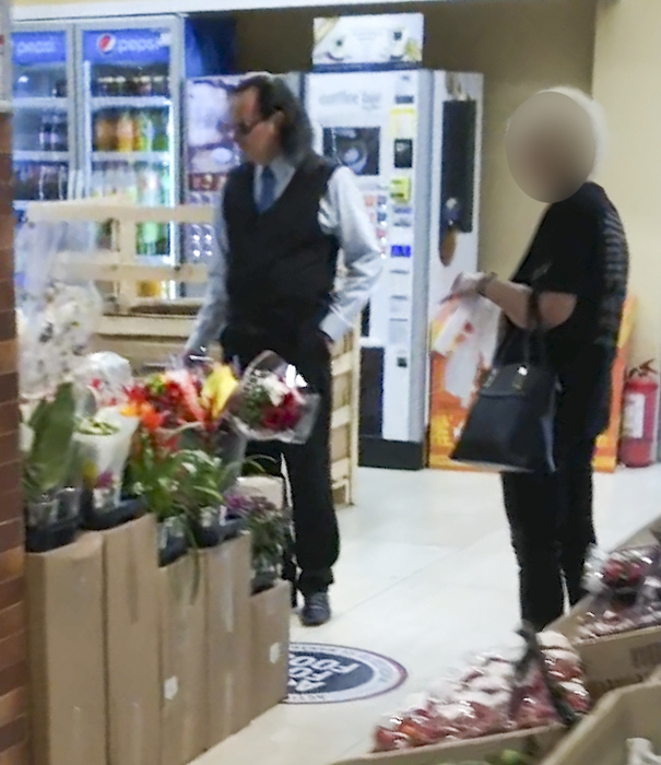 Miron Cozma, alături de noua  parteneră, la cumpărături