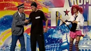 VIDEO Politistu', "gagica" si hotu' au facut show la "Romanii au talent"!