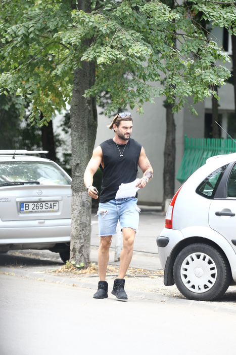 Dorian Popa s-a trezit cu mașina vandalizată, motiv pentru care a ajuns la Poliție