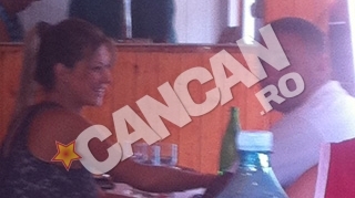 Baiat galant, Nicu Maharu a invitat-o pe Sensual la carciuma in care s-a facut manga cu vin varsat si a adormit pe masa. Blonda a ajuns de la Cannes direct la birt