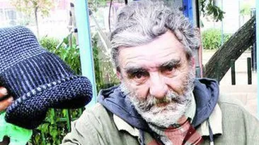 Batranii care dorm in cabina telefonica primesc ajutor!