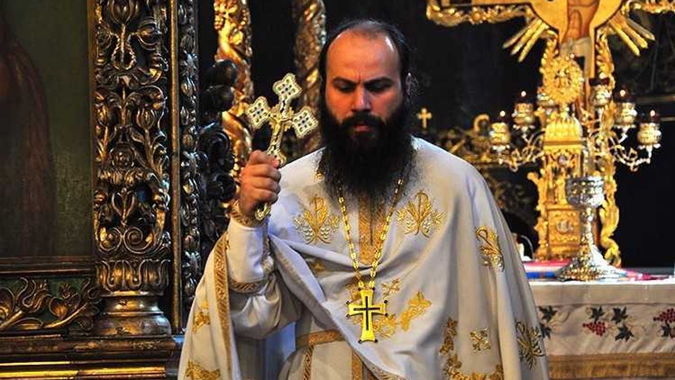 Imagini impresionante în timpul Sfintei Liturghii de la Iași: O cruce a apărut pe cer