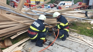 Accident cumplit într-o fabrică din Prahova. Patru persoane au fost prinse sunt o schela prăbușită
