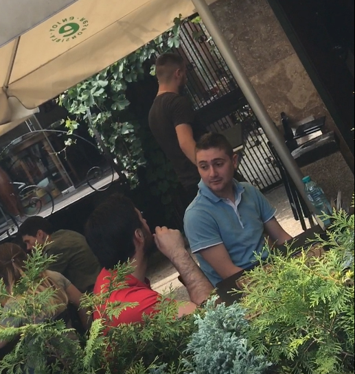 "Prinţişorul vinului", alături de un apropiat, la o terasă din zona Floreasca a Capitalei