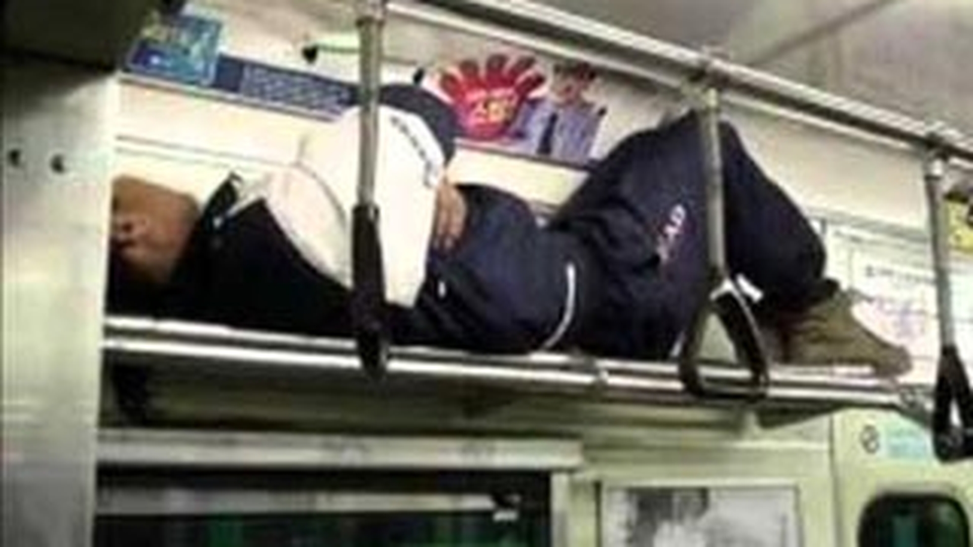 VIDEO Versurile lui Connect-R sunt minciuna pe langa astea! Asculta aici imnul boschetarilor care nu au casa: "Hei, rapan, jeg! Nu pot sa dorm ca nu am unde" - Da-i share pe Facebook