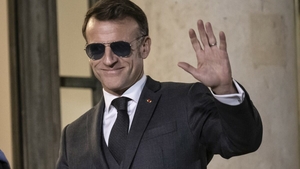 Cât costă ochelarii purtați de Emmanuel Macron la Davos. Vânzările au sărit în aer!