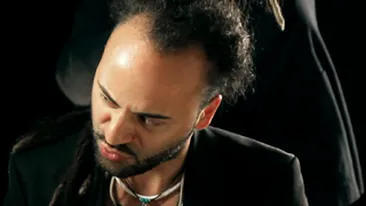 VIDEO Lee More, colegul de trupa al lui Matteo, i-a tuns dreadurile cantaretului