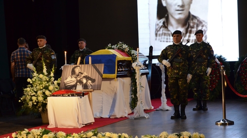 Dumitru Fărcaș este condus joi pe ultimul drum, cu onoruri militare. "Dorința lui expresă a fost să fie îngropat în spatele casei părintești”