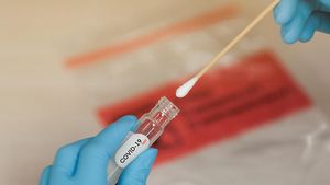 Primul pacient cu noua tulpină de coronavirus în România. Cum se simte femeia infectată