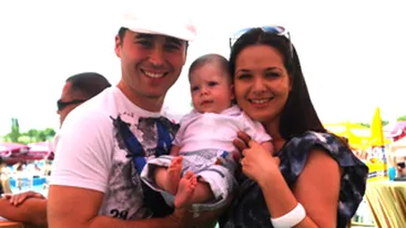 Dinu Maxer si-a scos sotia si bebelusul la soare! Familia a petrecut la deschiderea unui parc acvatic