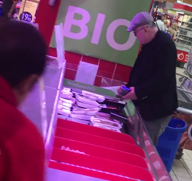 Florin Călinescu, la cumpărături într-un hypermarket din Capitală