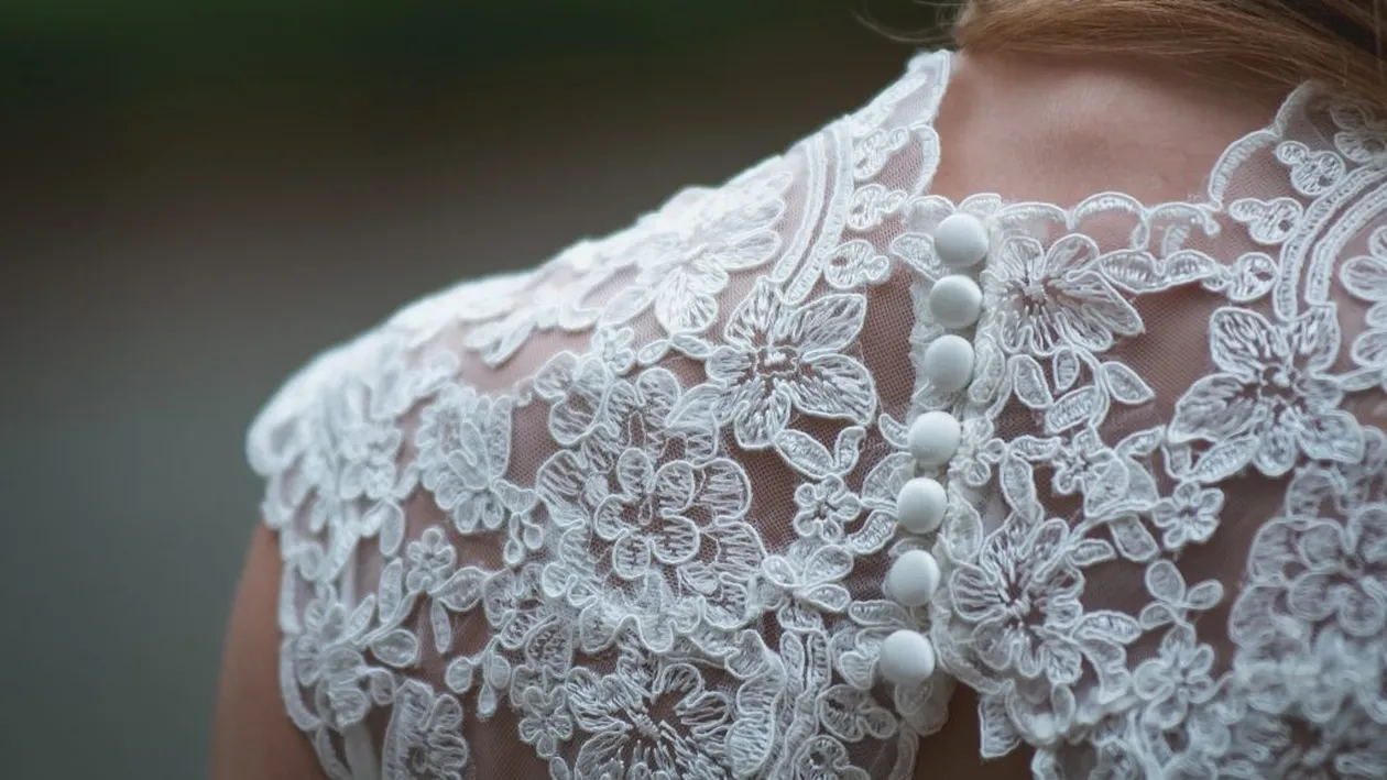 O tânără s-a făcut rușine pe internet, iar imaginile au fost văzute de mii de oameni. Totul este legat de o rochie de mireasă. FOTO