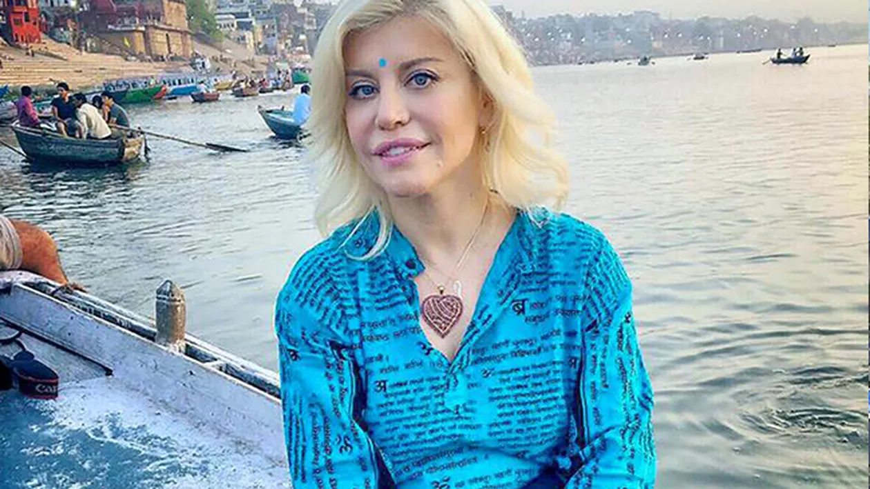 LOREDANA GROZA s-a îmbrăcat într-o bluză scurtă şi s-a fotografiat! Cum arată abdomenul artistei la 45 de ani
