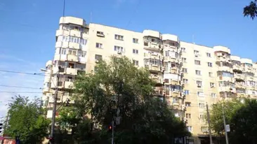 Un băiat de trei ani, dus la spital după ce a căzut de la etajul opt al unui bloc din Sectorul 4