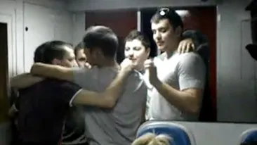 VIDEO Super tare! Asta era atmosfera in trenul groazei! Smecherii astia s-au distrat pe muzica populara de petrecere 60 de ore inzapeziti in mijlocul pustietatii