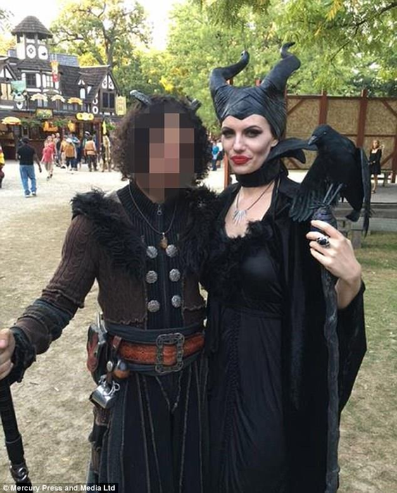 Aceasta e femeia care atunci când merge pe stradă e confundată cu ANGELINA JOLIE! E copia fidelă a actriţei de la Hollywood