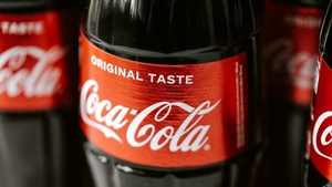 Cât de nocivă este Coca Cola, de fapt? Oamenii de știință avertizează: ”Fiecare sticlă îți ia 12 minute din viață”