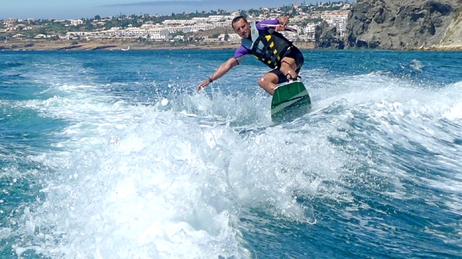 Dani Otil s-a dat cu placa de wake-board de ziua lui