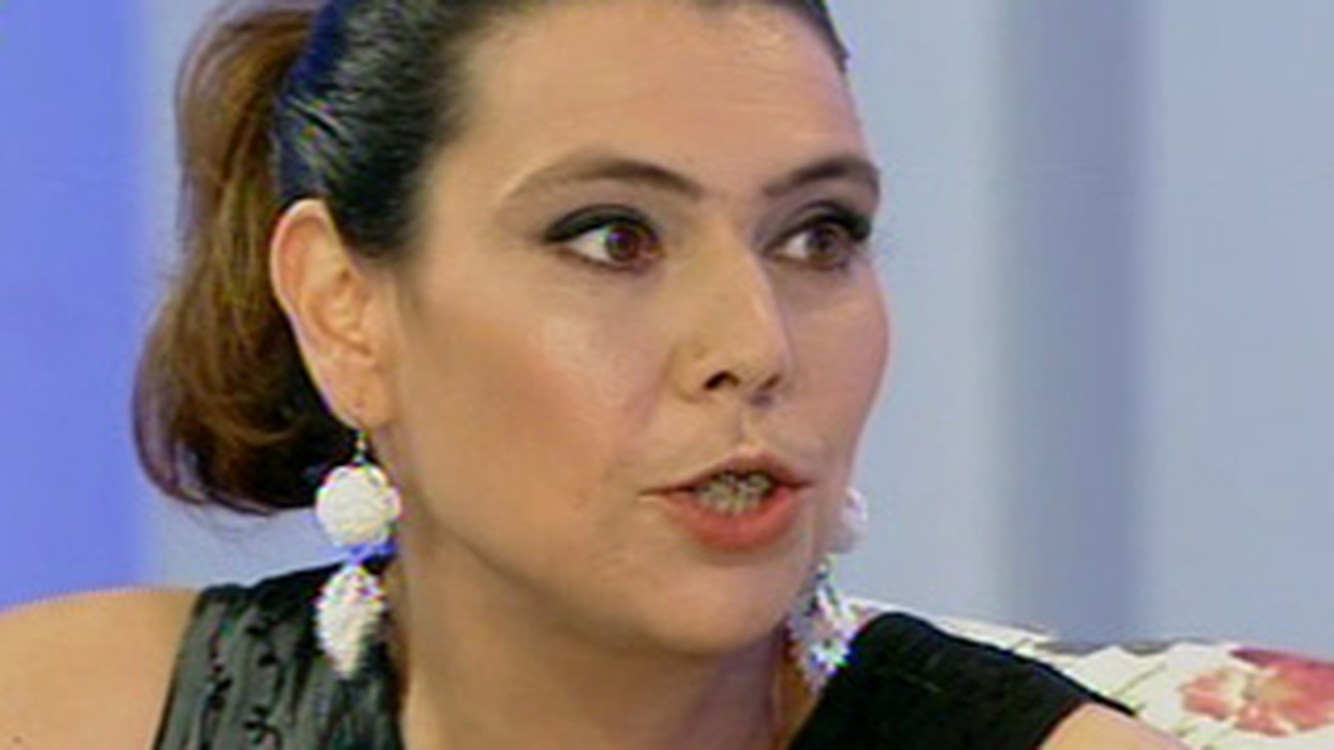 Ioana Tufaru umbla cu cioara vopsita! Se lauda ca a slabit fara sport si fara dieta cand ea de fapt e mai grasa decat era! Vezi aici proba cantarului!