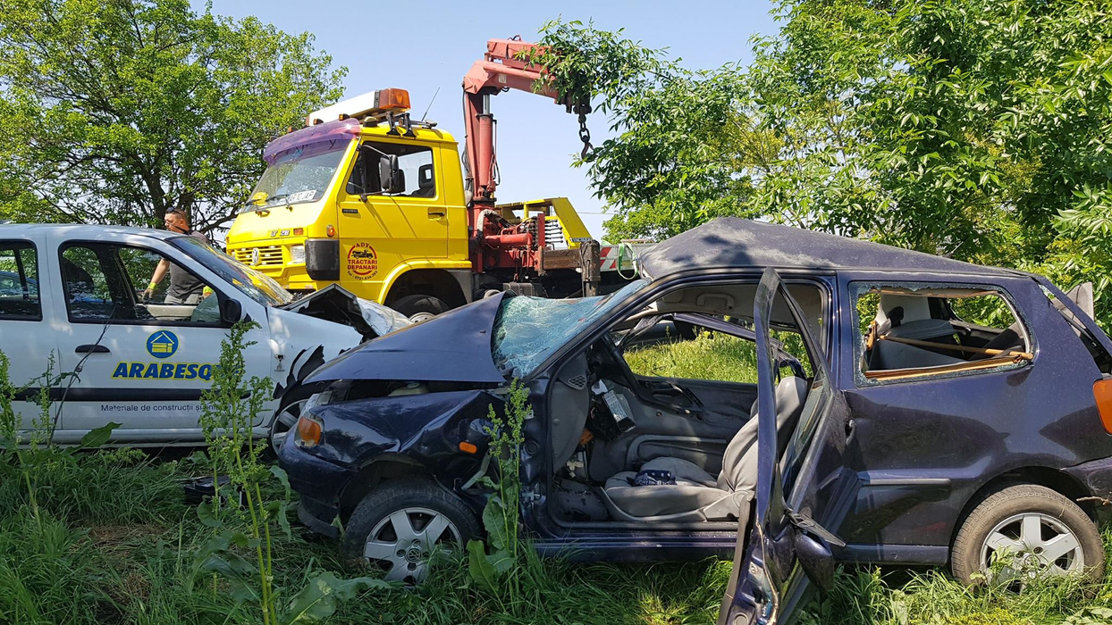 Mașinile implicate în accident s-au făcut zob