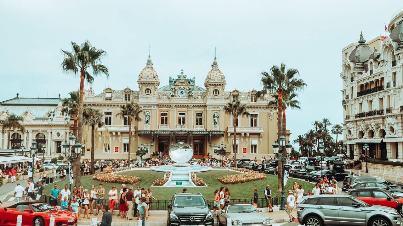 Vacanță de coșmar pentru un cuplu de turiști! Ce au pățit după o oprire de două ore în Monaco