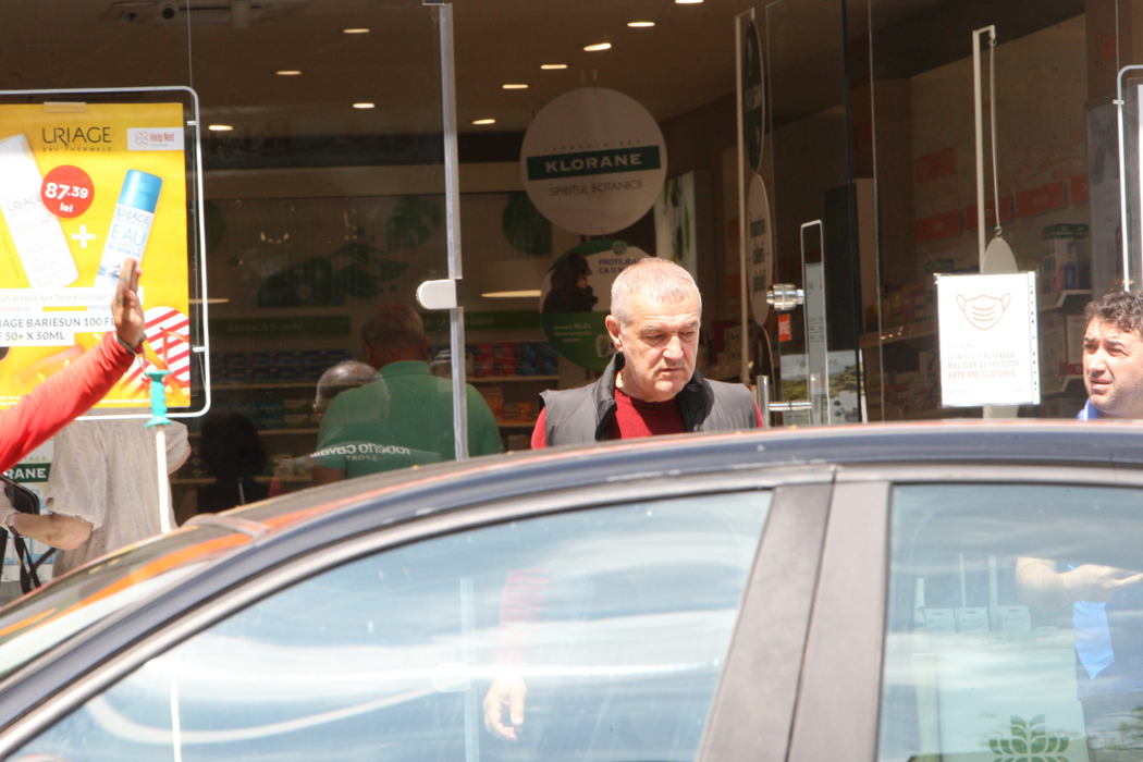 După ce i-a dat omului banii, Gigi Becali se retrage la mașina pe care a parcat-o câțiva metri mai departe de farmacie