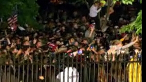 Locuitorii din New York se reunesc la Ground Zero si in Times Square pentru a celebra moartea lui Osama
