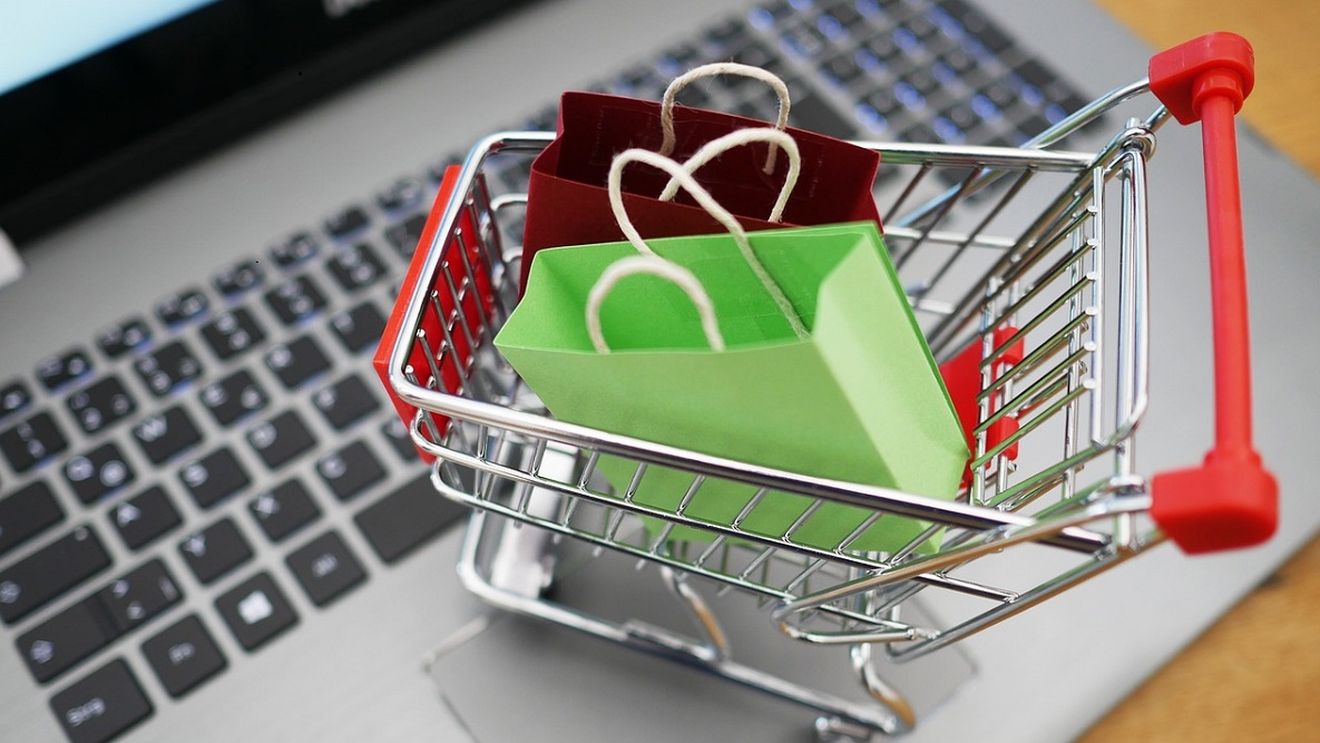 Un tânăr din Oradea a crezut că pune mâna pe o super ofertă, dar s-a ales cu o țeapă de zile mari. Unde au ajuns banii lui