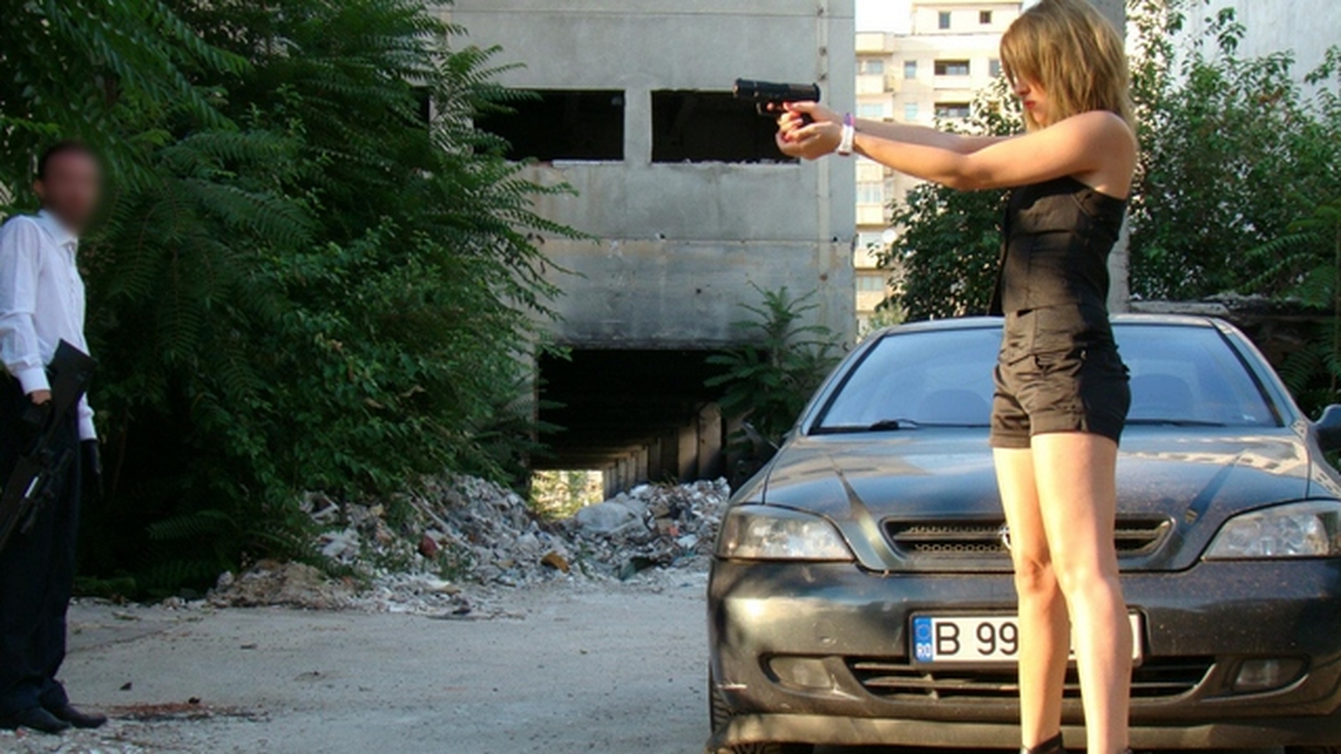 "Pistolara din Dorobanti", sedinta foto incendiara! Vezi in ce ipostaze sexy si cu arma in mana s-a pozat Tisha de la TNT!